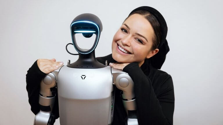Emily Kate Genatowski mit ihrem Roboter Tova